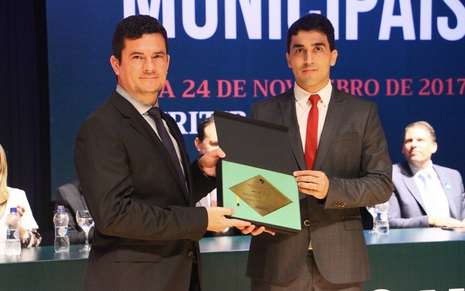 O juiz federal Sergio Moro recebe uma placa de homenagem da ANPM - XIV Congresso Brasileiro dos Procuradores Municipais - ANPM - Fulze Live Marketing