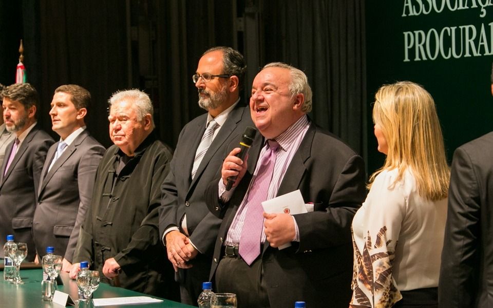 Enquanto a orquestra da PM/PR toca o hino da cidade de Curitiba, o prefeito Rafael Greca acompanha cantando - XIV Congresso Brasileiro dos Procuradores Municipais - ANPM - Fulze Live Marketing